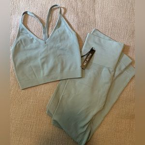 Set Active ribbed v bra top and leggings set in color rain size: small